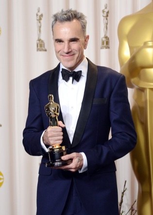 Daniel Day Lewis mejor actor por "Lincoln". Lewis logró un importante hito al ser el único actor en ganar tres veces en la categoría de mejor actor